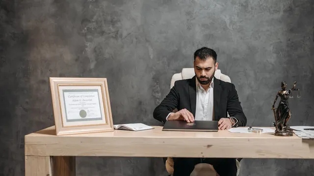 Calculadora e documentos financeiros representando custo de landing page para advogado